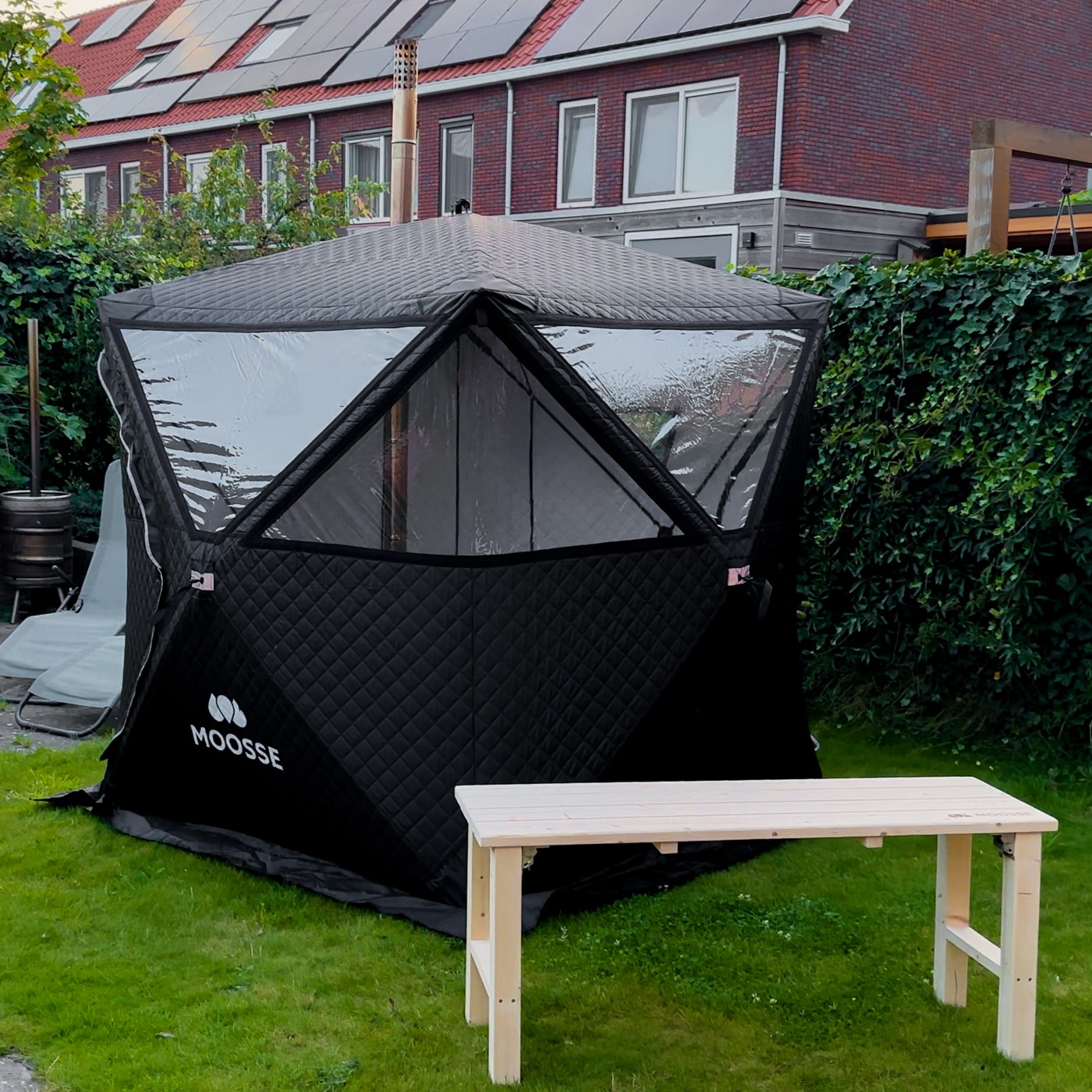 MOOSSE saunatent als buitensauna in een Nederlandse achtertuin